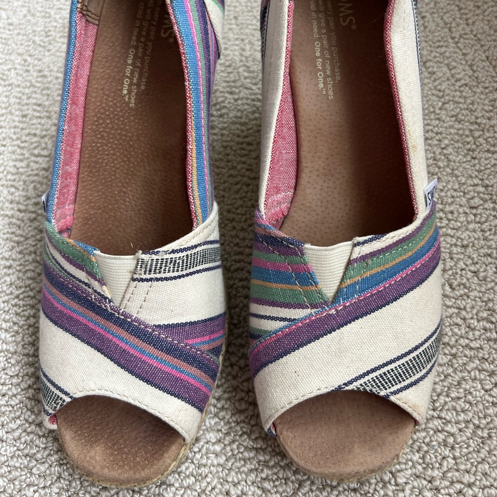 TOMS wedge heals size 8